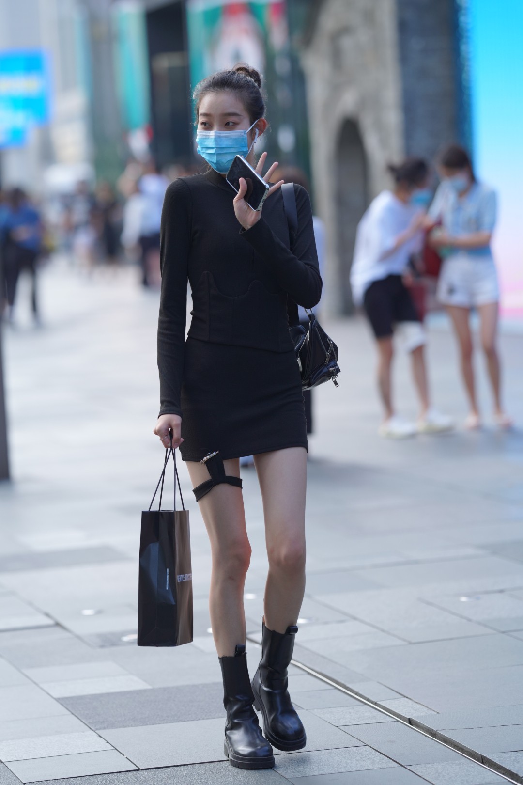 包臀裙大长腿美女-街拍图满多