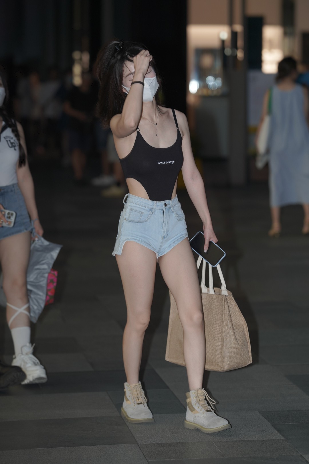 图片[5]-热裤美腿美眉-街拍图满多