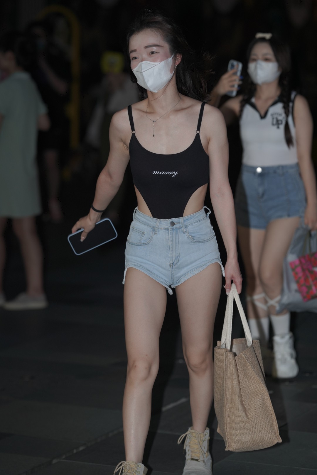 热裤美腿美眉-街拍图满多