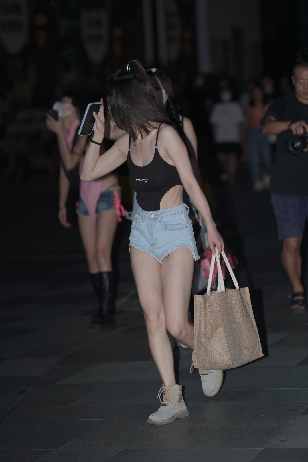 图片[2]-热裤美腿美眉-街拍图满多