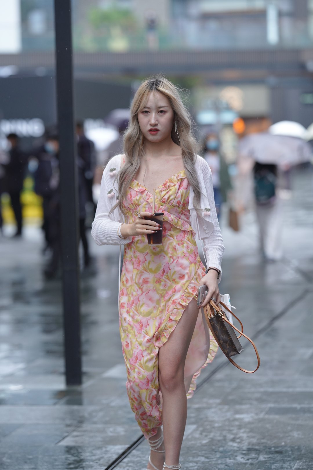图片[3]-碎花长裙美女-街拍图满多