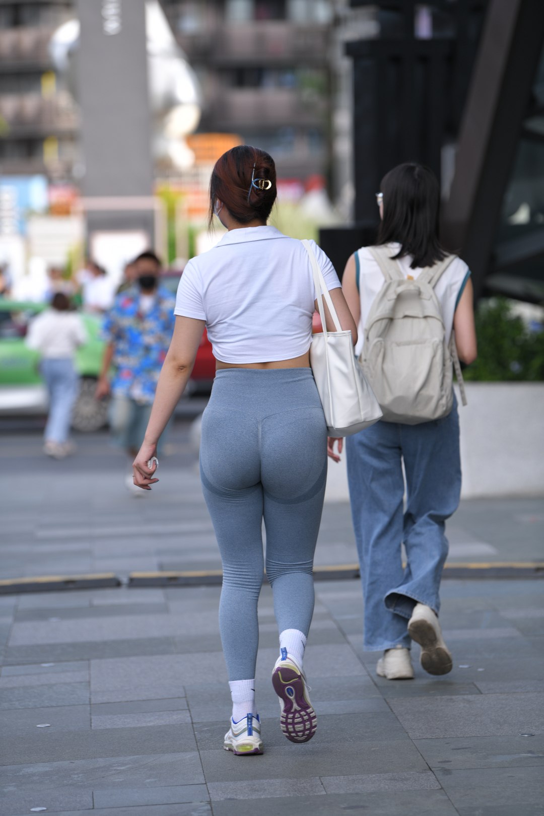 图片[5]-瑜伽紧身裤丰腴美女-街拍图满多