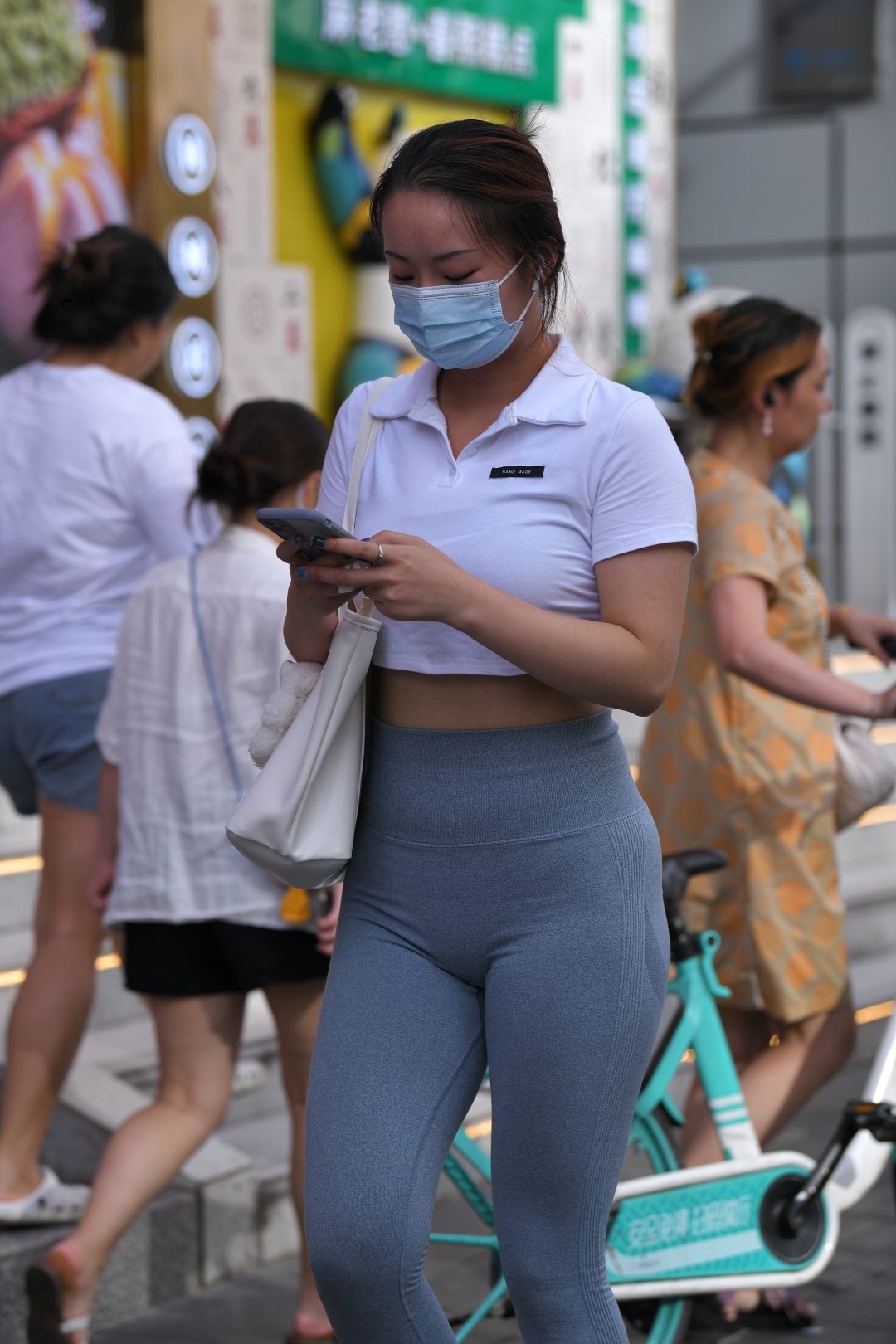 瑜伽紧身裤丰腴美女-街拍图满多