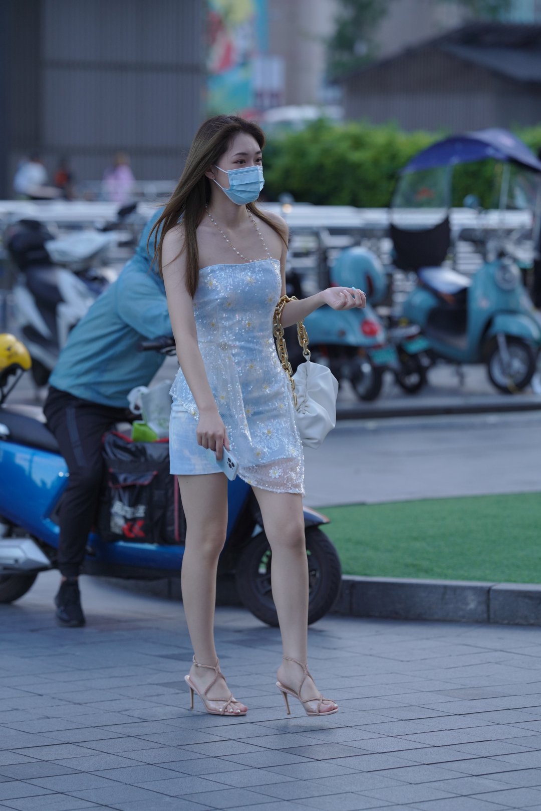 时尚包臀裙美腿少妇-街拍图满多