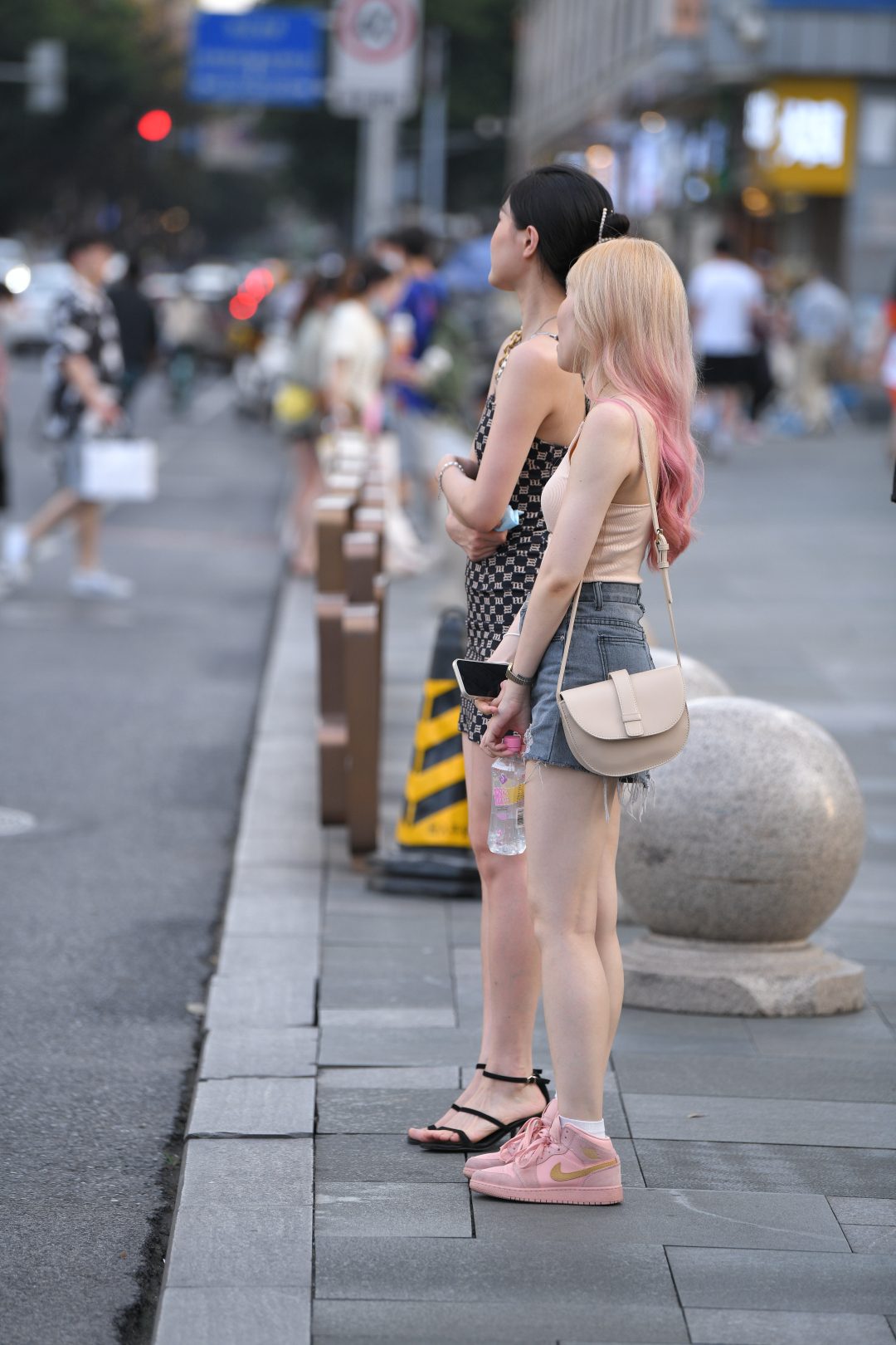 图片[3]-吊带短裙美女-街拍图满多