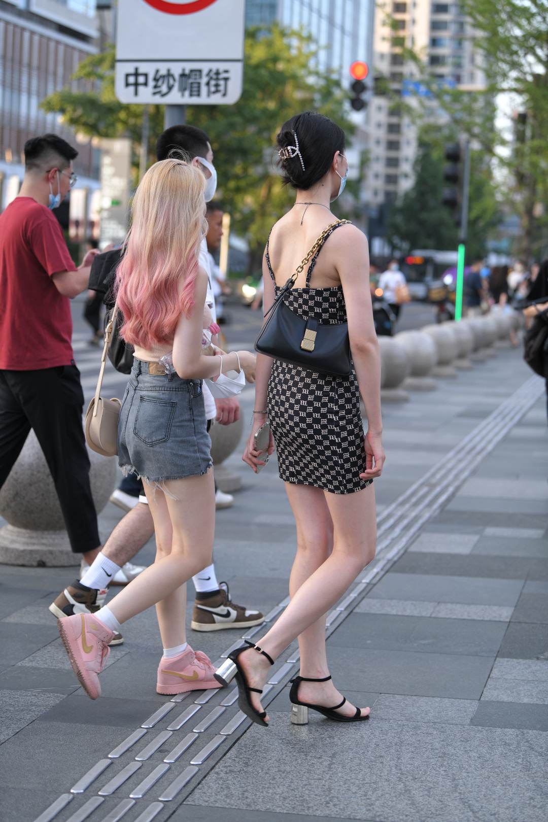 图片[6]-吊带短裙美女-街拍图满多