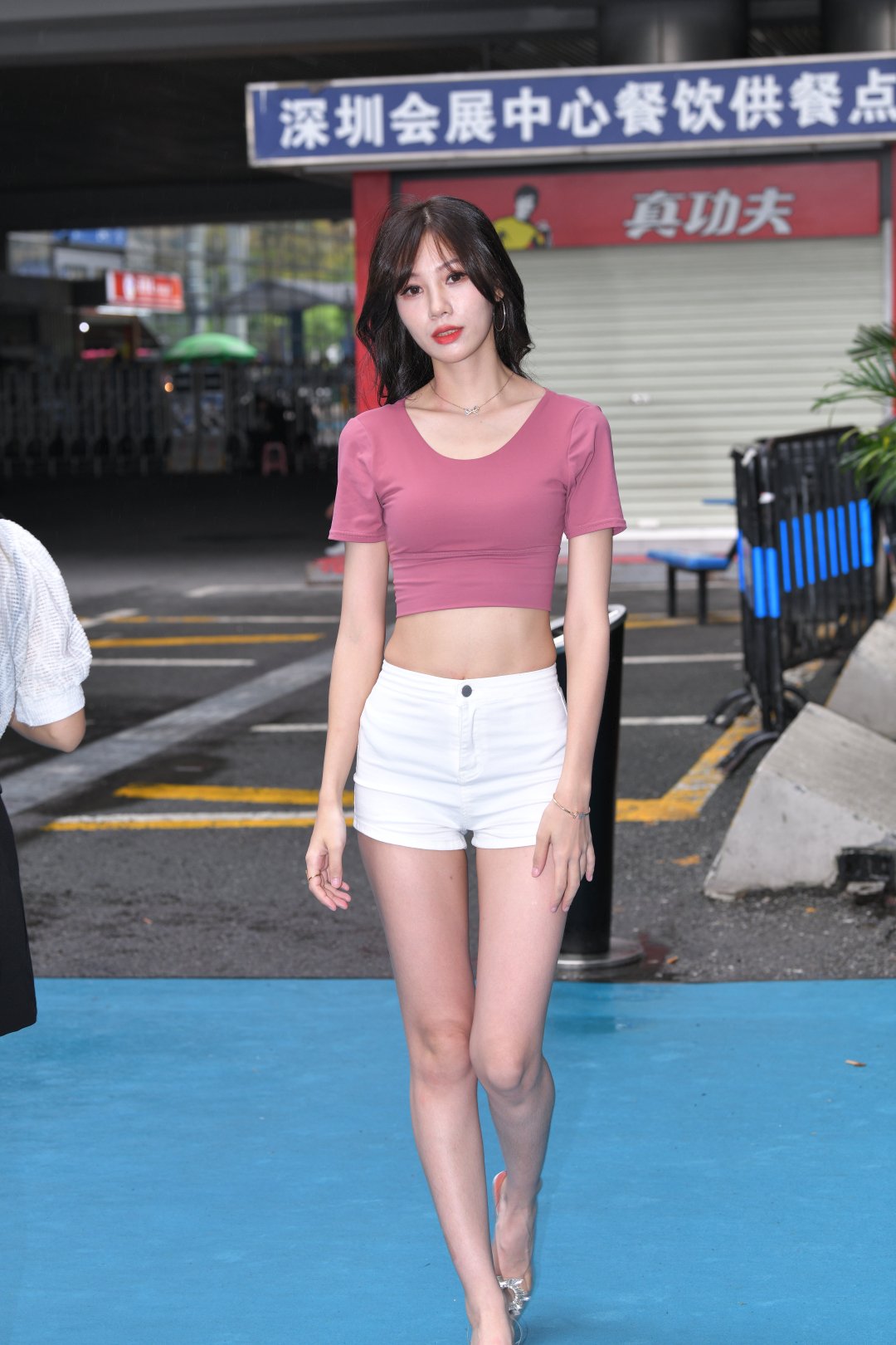 白短裤高跟鞋网红美女-街拍图满多