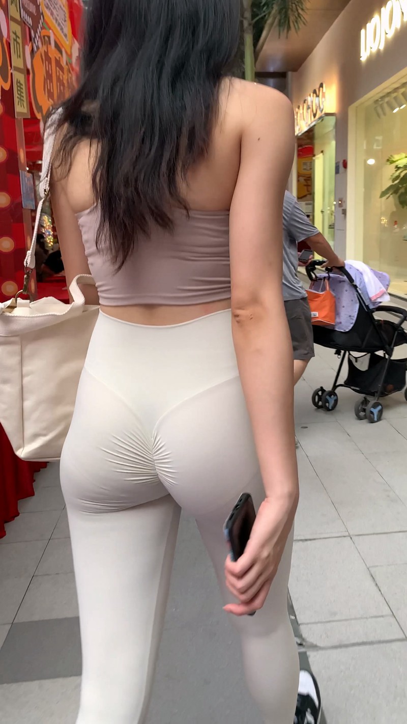 图片[2]-[一始专区] 白色紧身裤美女-街拍图满多
