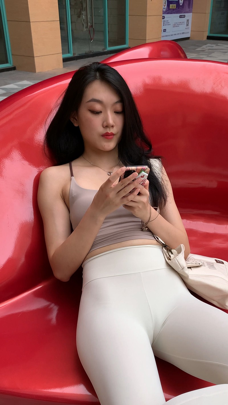图片[5]-[一始专区] 白色紧身裤美女-街拍图满多