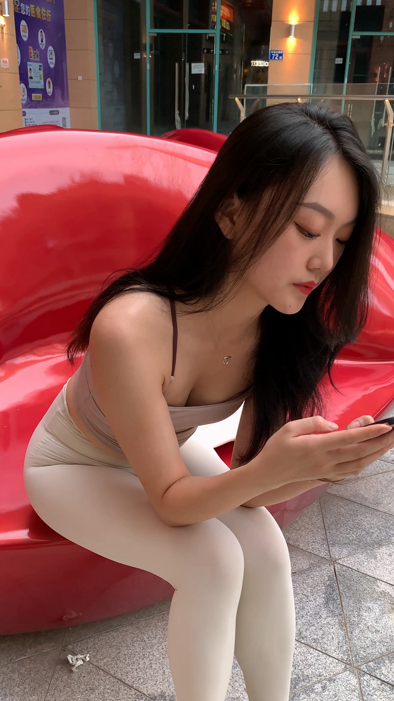 图片[6]-[一始专区] 白色紧身裤美女-街拍图满多