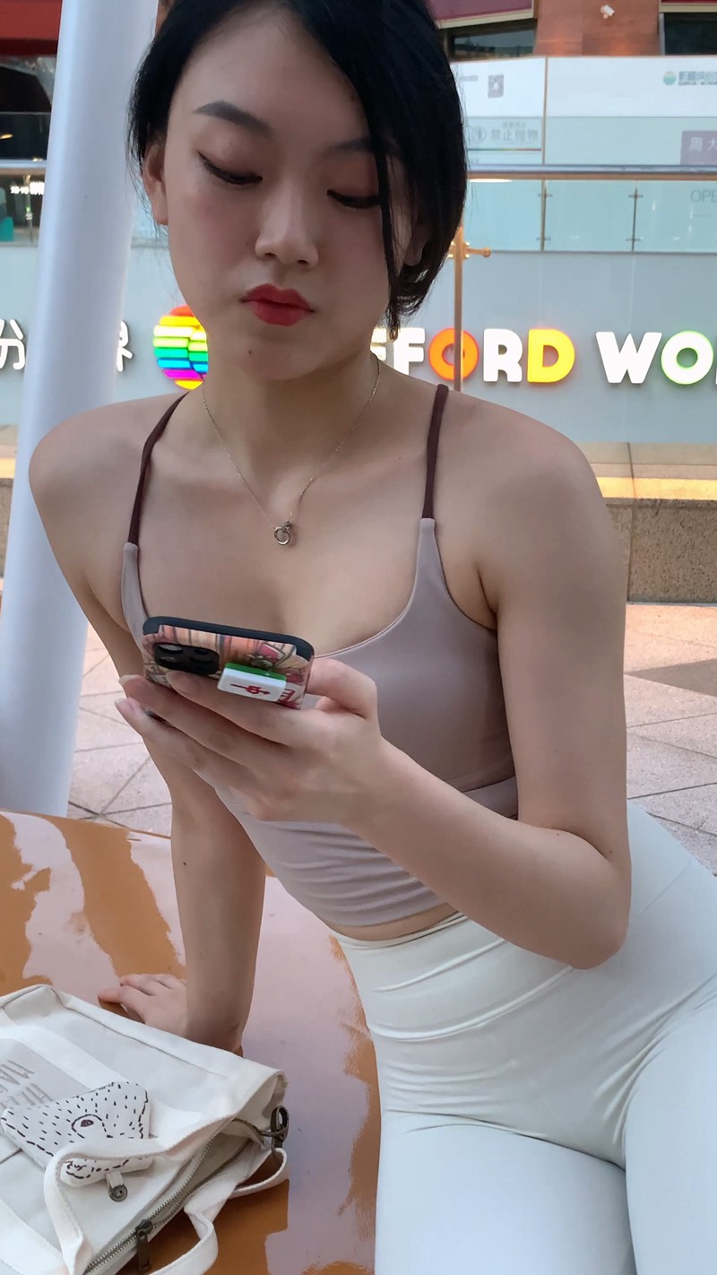 图片[9]-[一始专区] 白色紧身裤美女-街拍图满多