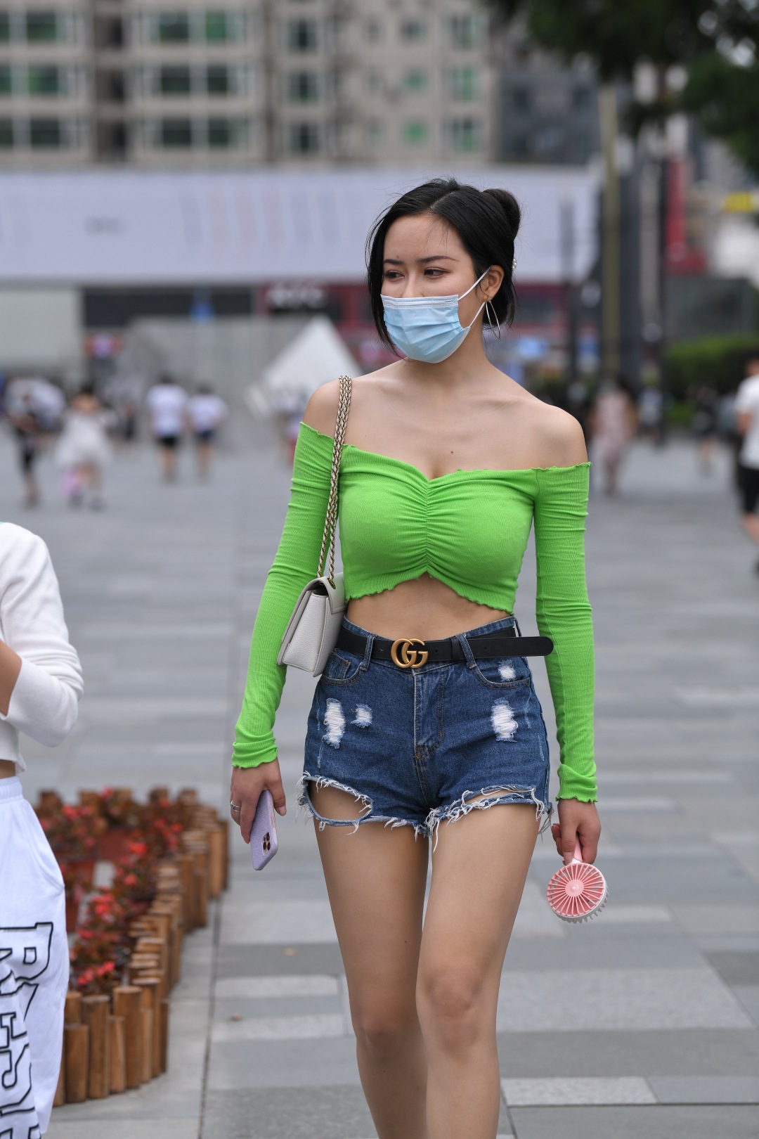 图片[5]-绿衣热裤高跟 露肩装美女-街拍图满多