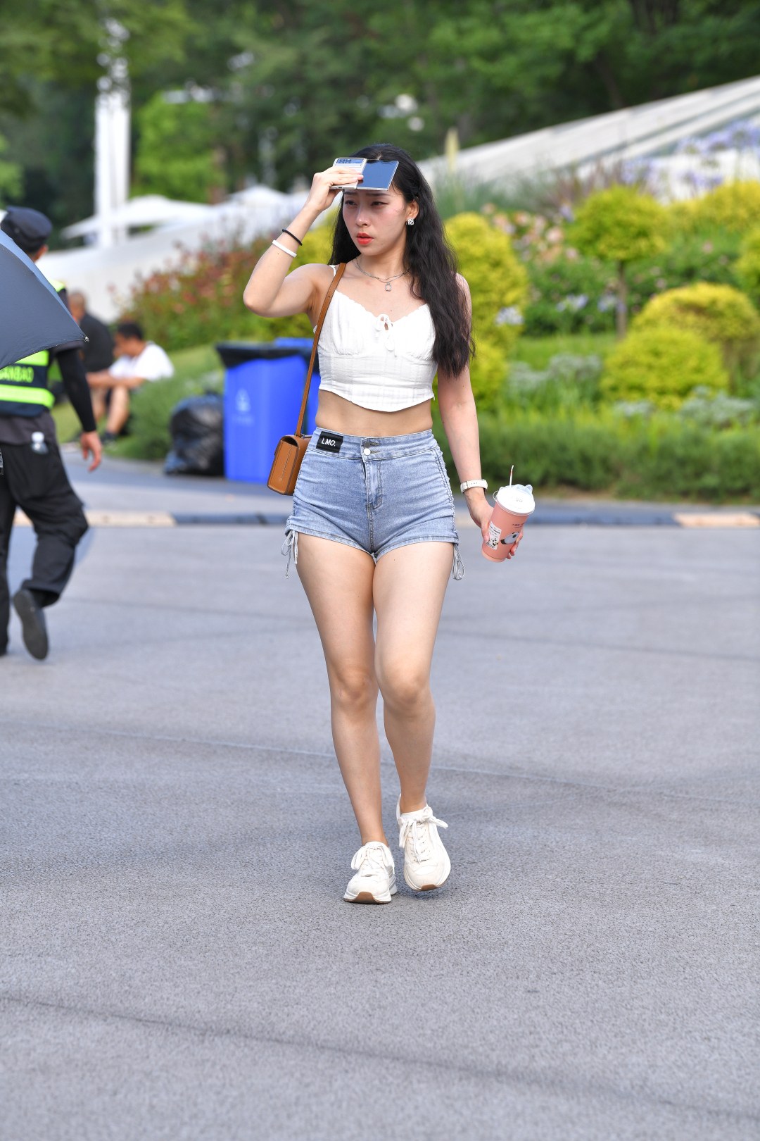 图片[6]-牛仔热裤好身材美腿美眉-街拍图满多