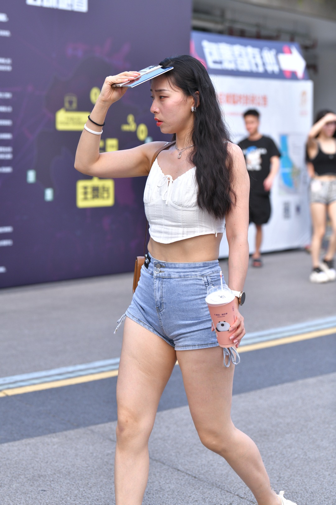 图片[4]-牛仔热裤好身材美腿美眉-街拍图满多
