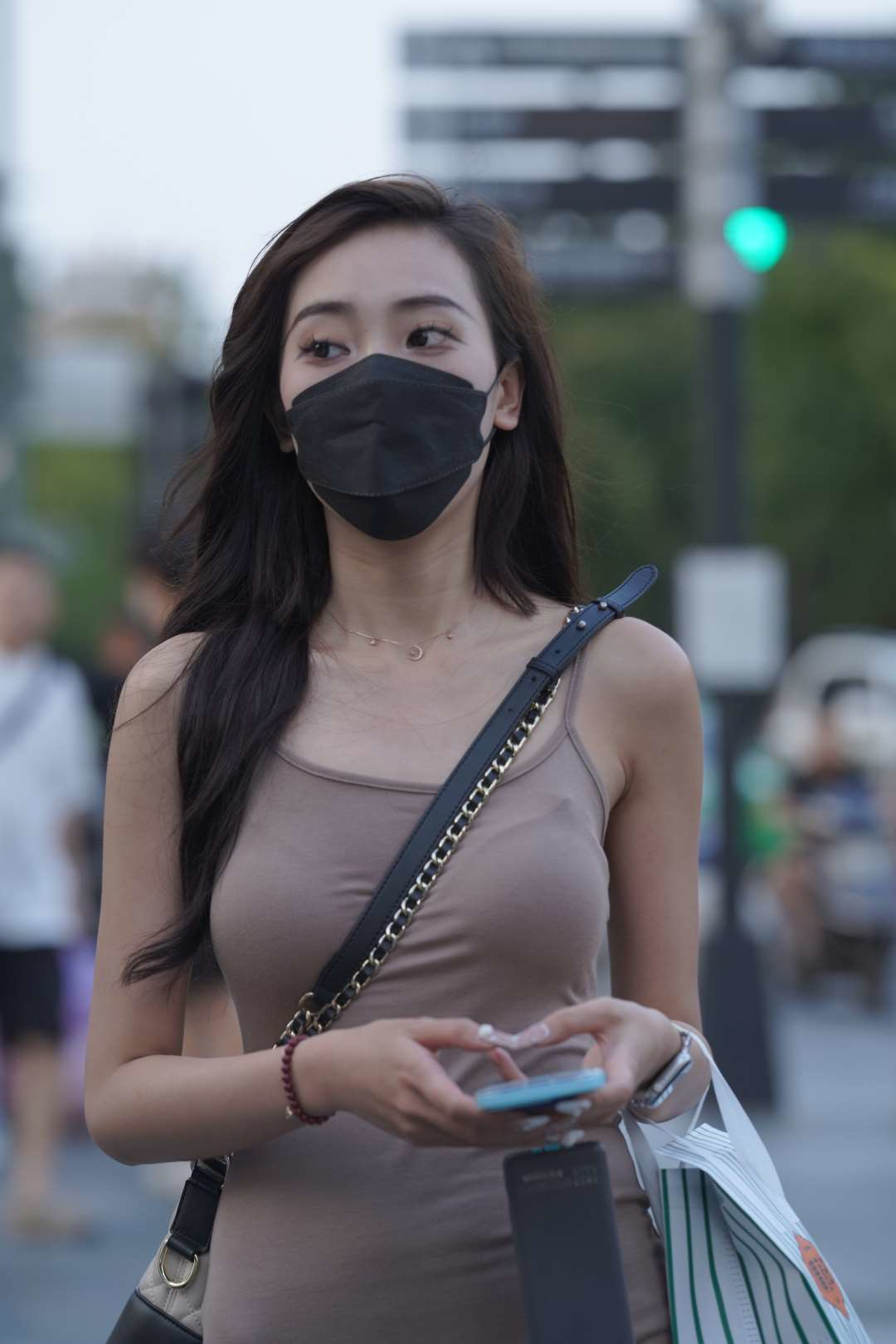 图片[2]-漂亮包臀长裙口罩美眉-街拍图满多