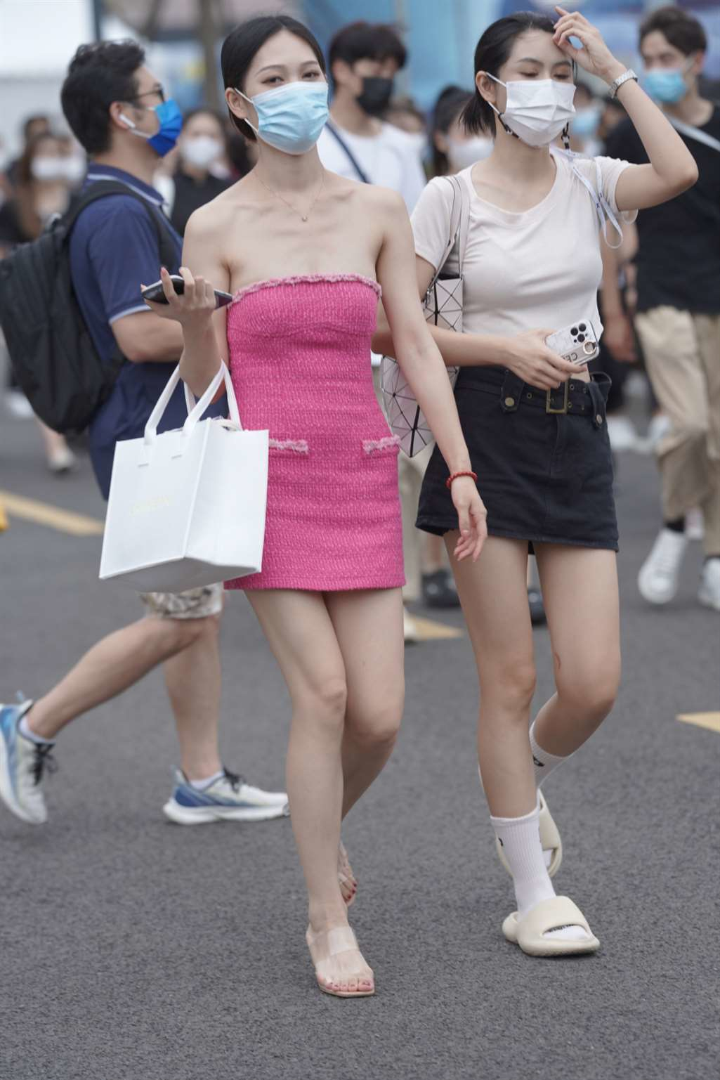 包臀裙露肩美腿美女-街拍图满多