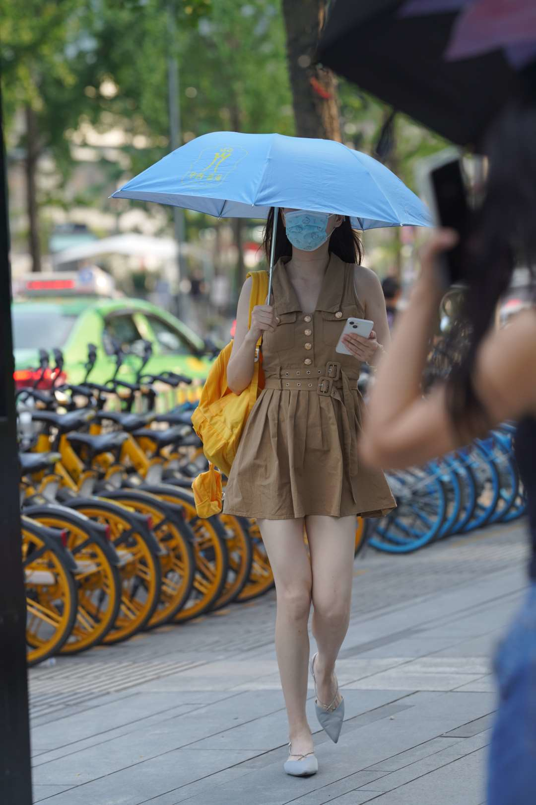 图片[2]-大白腿短裙美女-街拍图满多