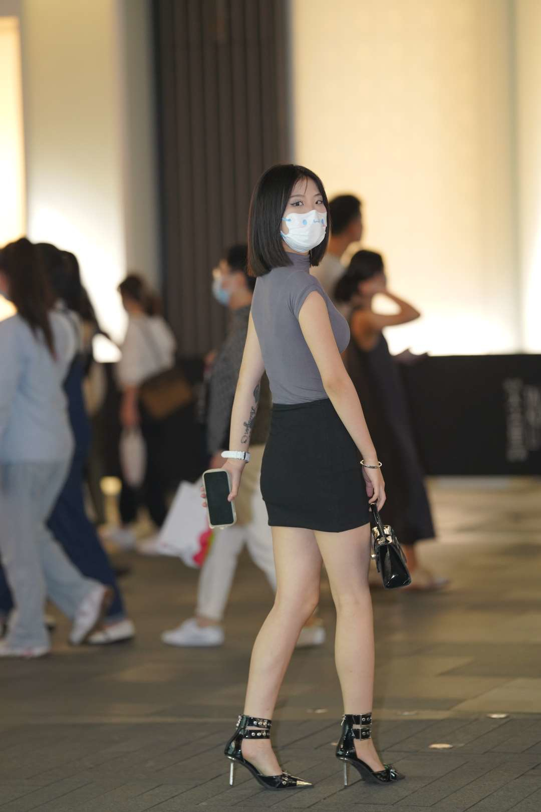 图片[4]-包臀裙大白腿小妹-街拍图满多