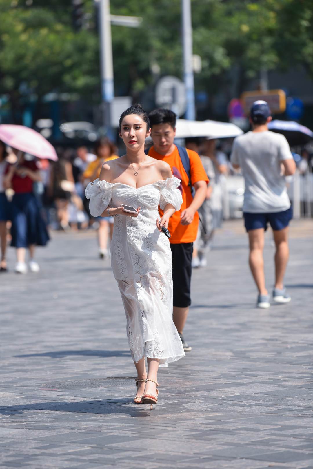 图片[3]-饱满大气一字肩白裙美女-街拍图满多