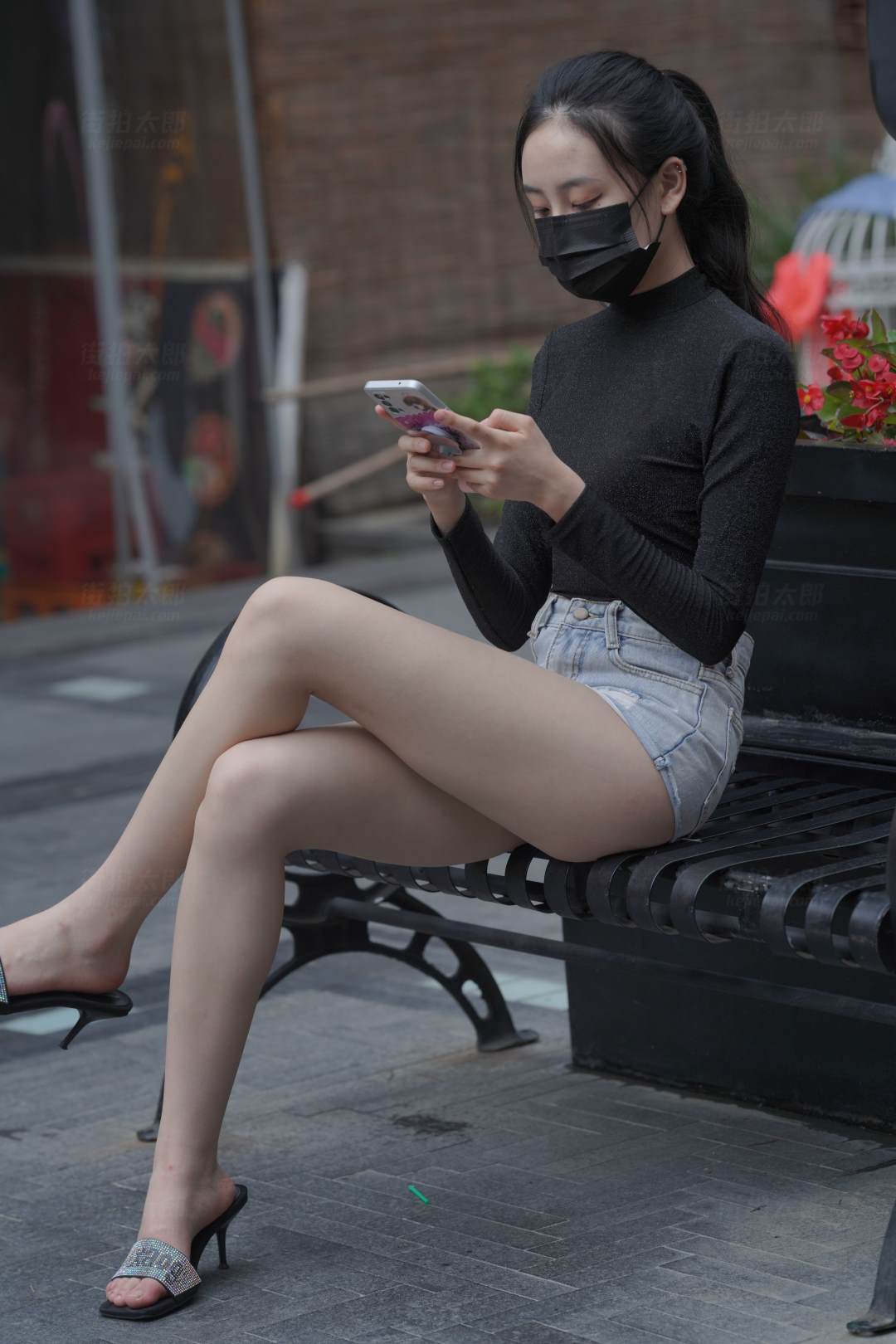 牛仔热裤女孩(套图+视频)-街拍图满多
