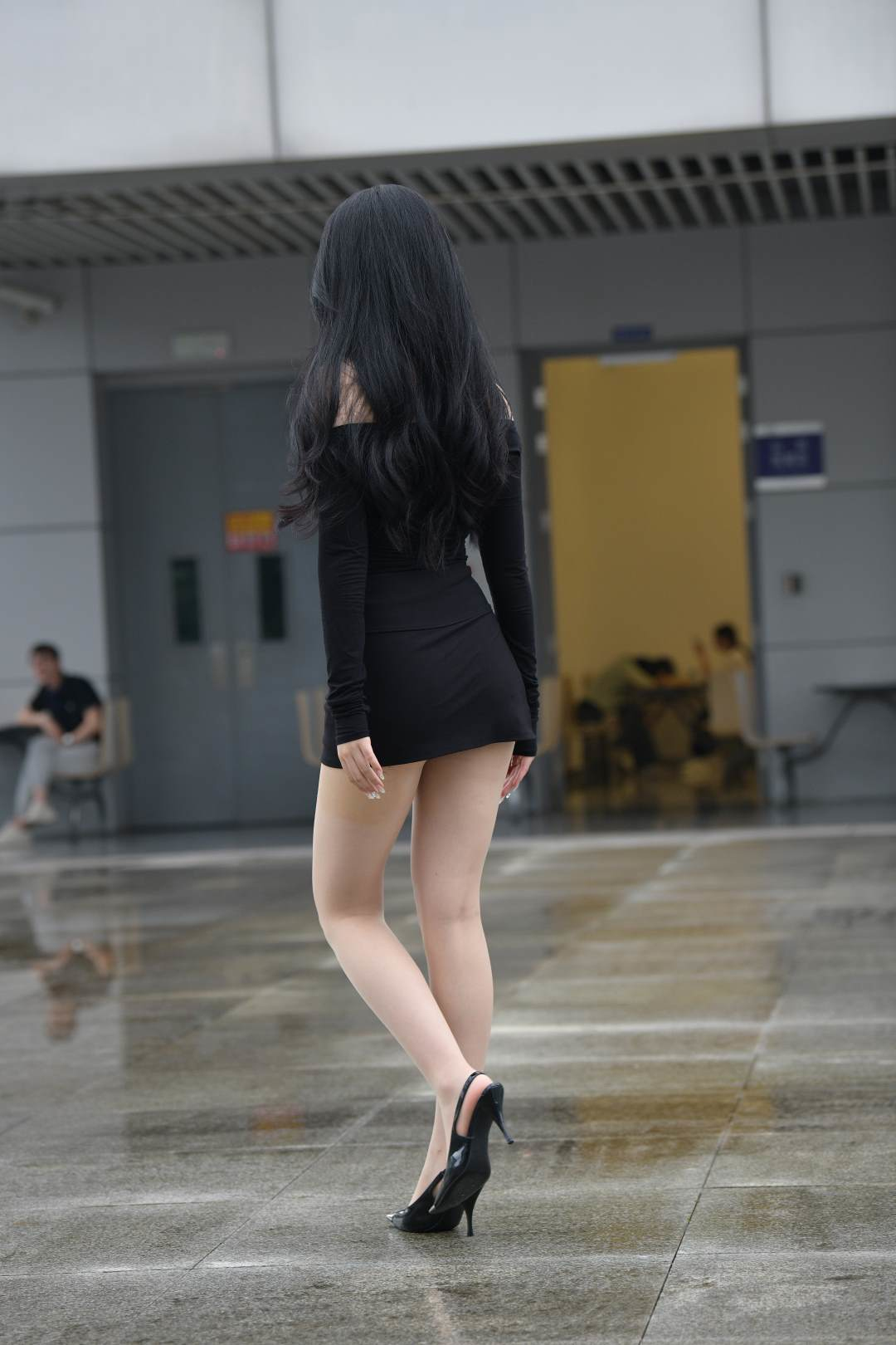 图片[4]-高挑大长腿黑色短裙消失装女郎-街拍图满多