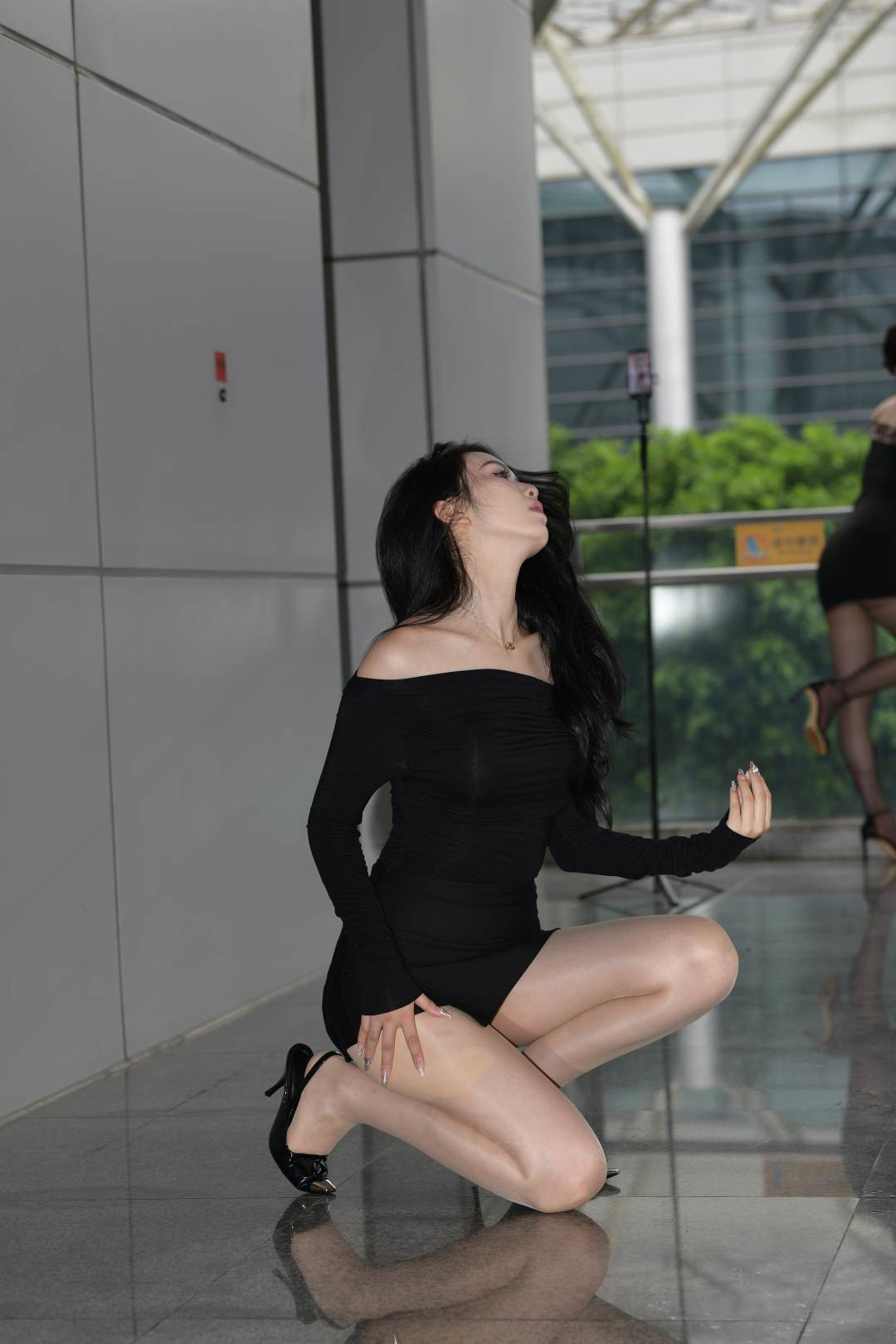 图片[9]-高挑大长腿黑色短裙消失装女郎-街拍图满多