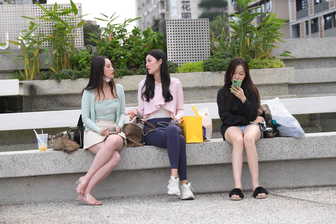 图片[2]-漂亮时尚三姐妹-街拍图满多