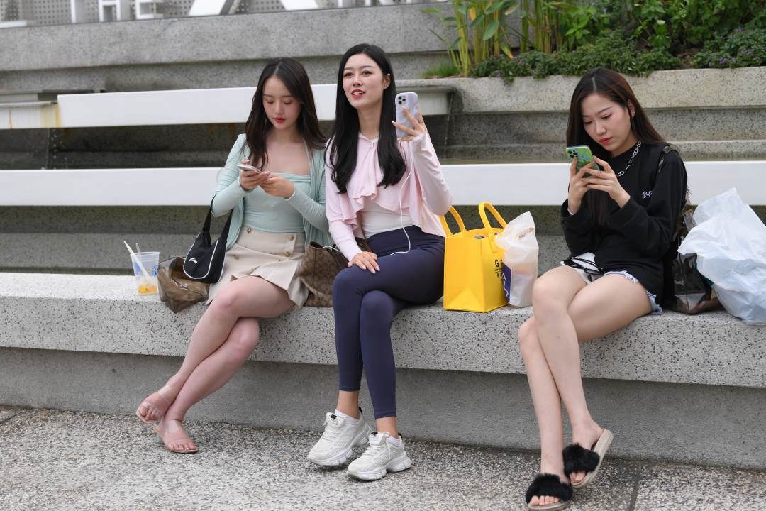 图片[7]-漂亮时尚三姐妹-街拍图满多