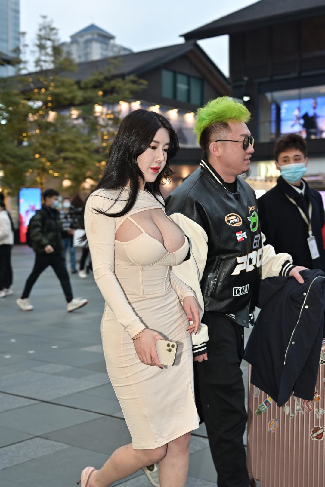 图片[4]-咖啡色修身裙包臀裙-街拍图满多