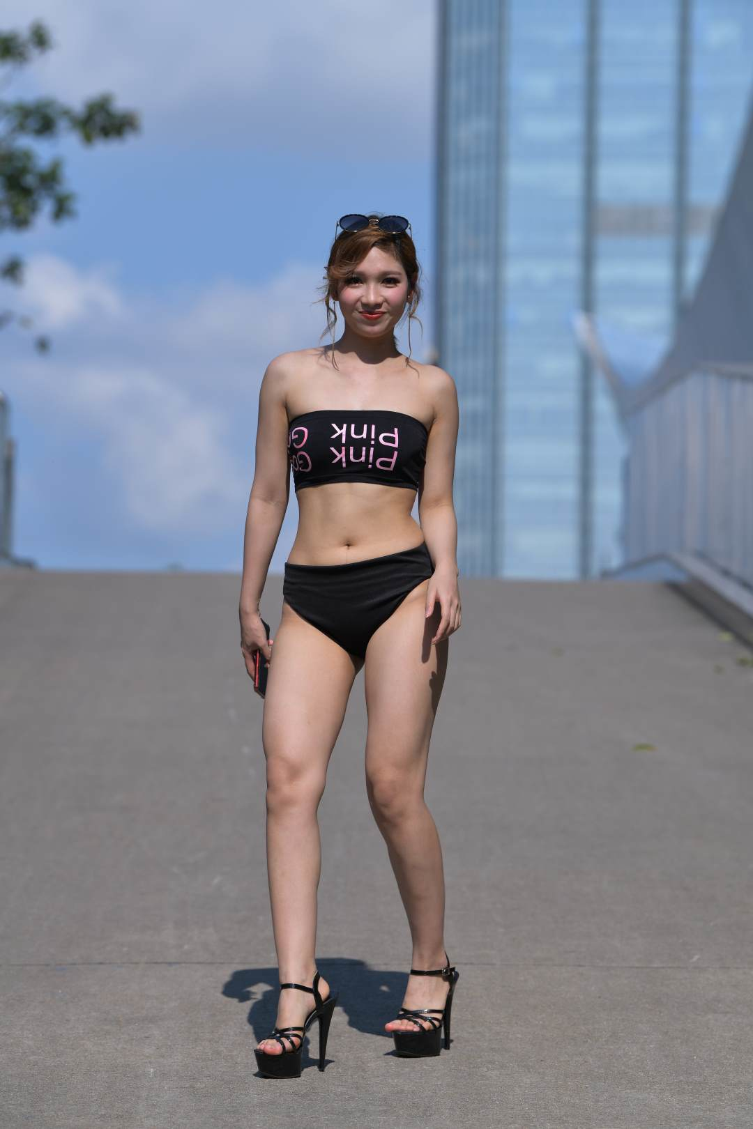 图片[3]-黑色热裤露脐装女郎-街拍图满多