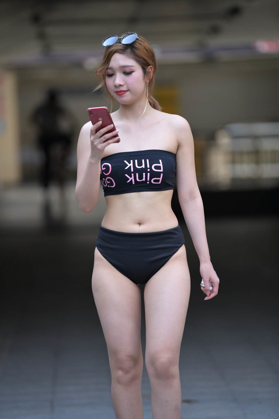 图片[2]-黑色热裤露脐装女郎-街拍图满多