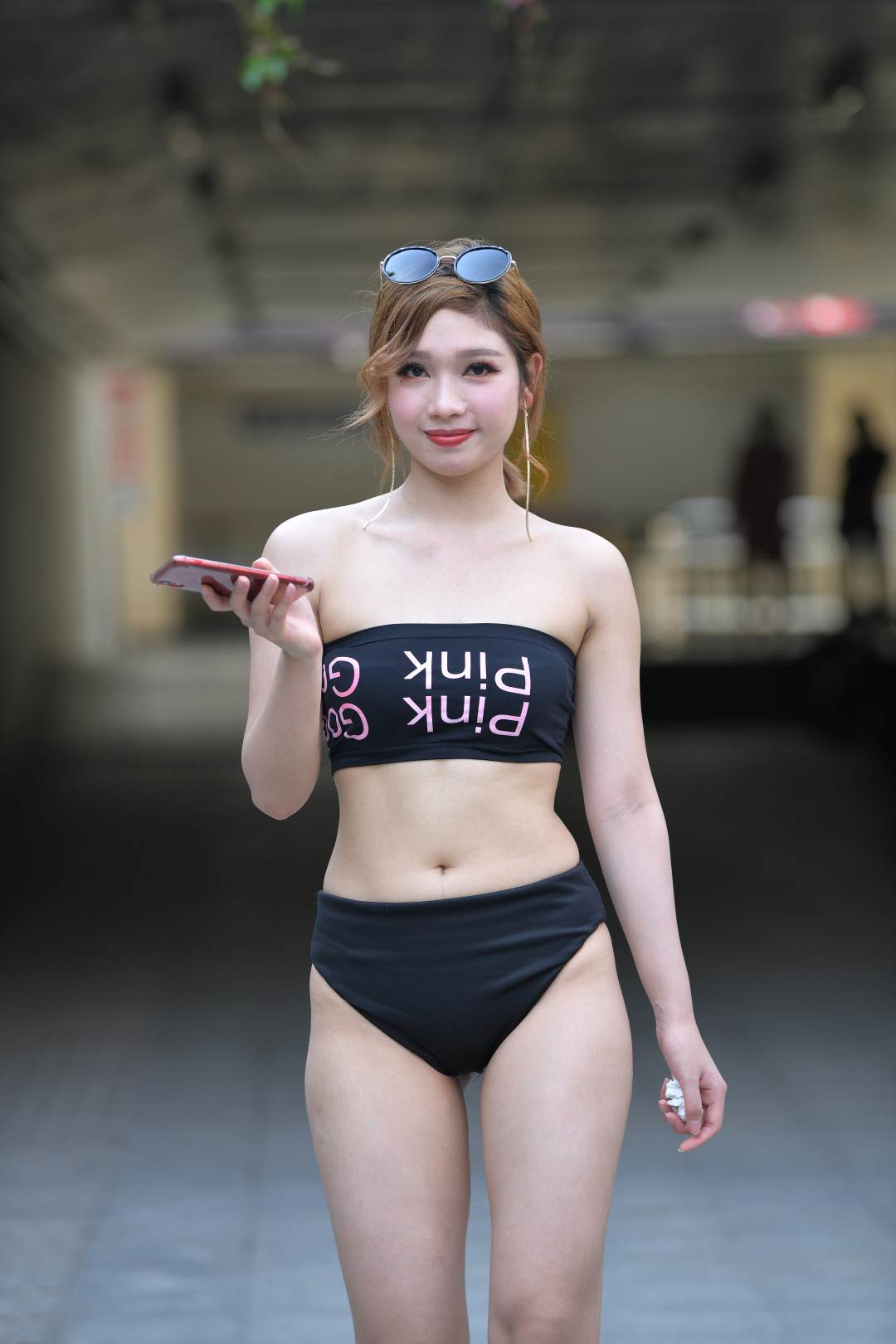 黑色热裤露脐装女郎-街拍图满多